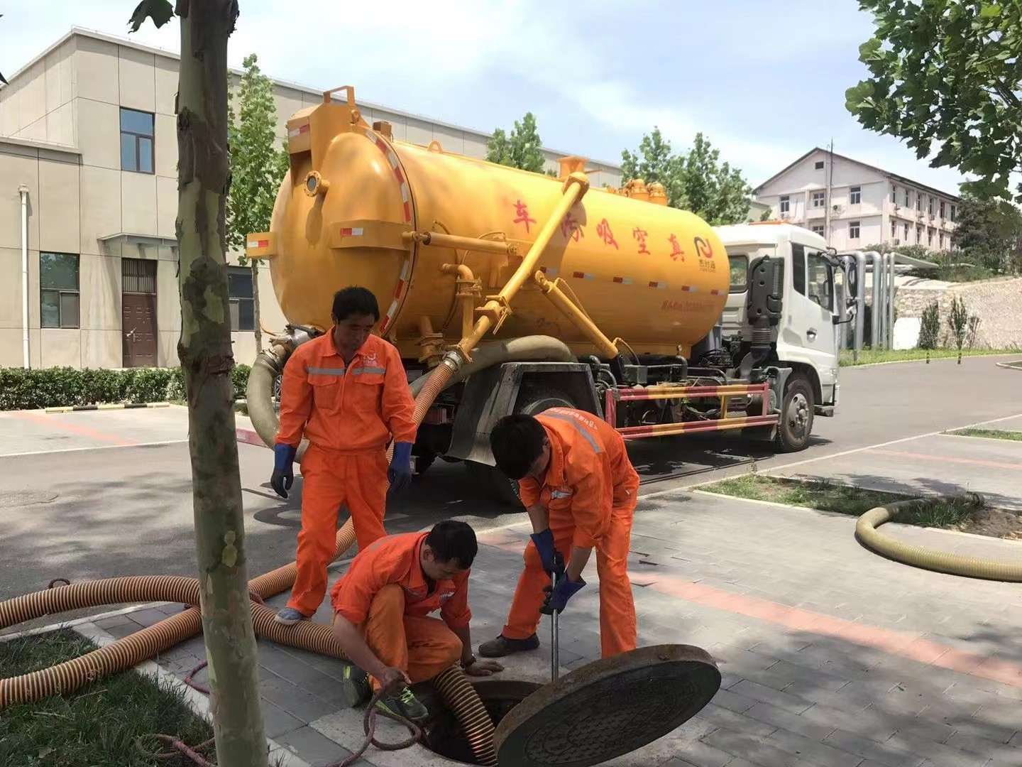 廊坊管道疏通车停在窨井附近